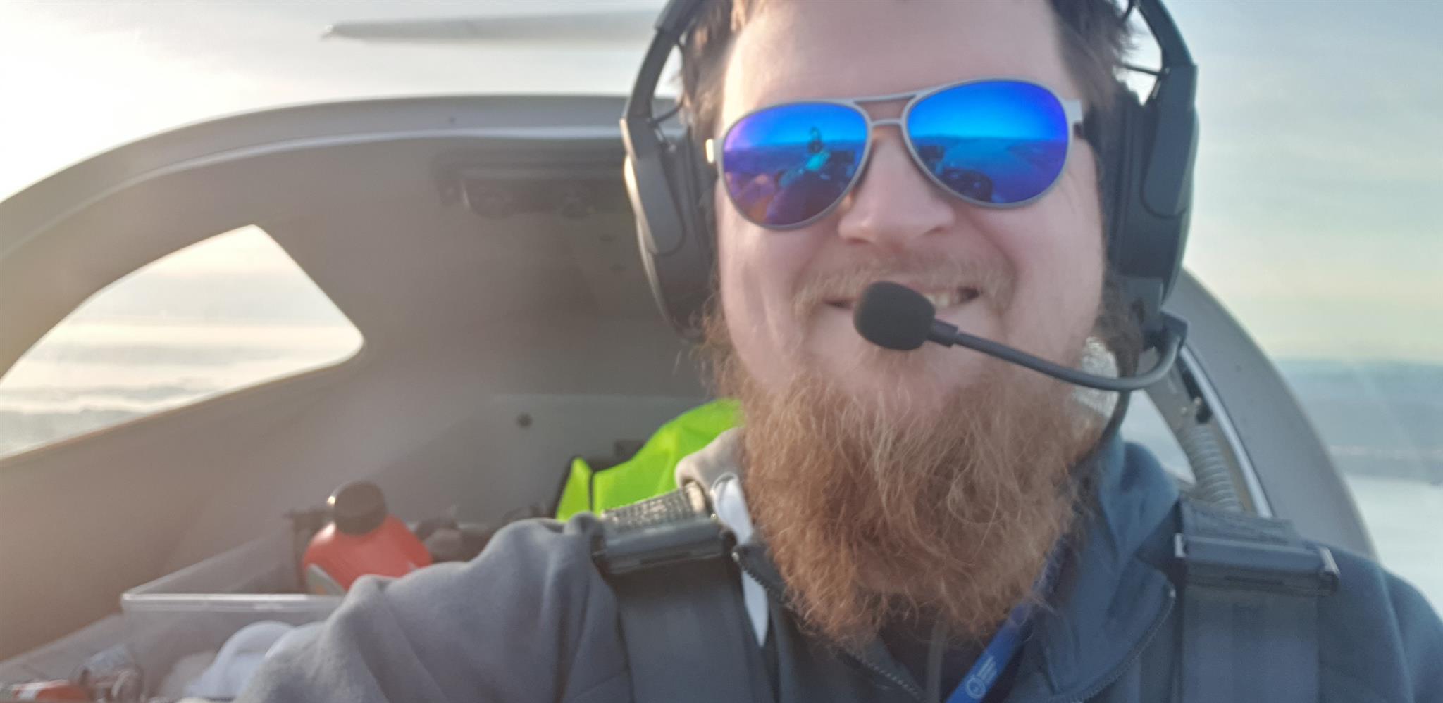 Fornøyd pilot med solbrillene på