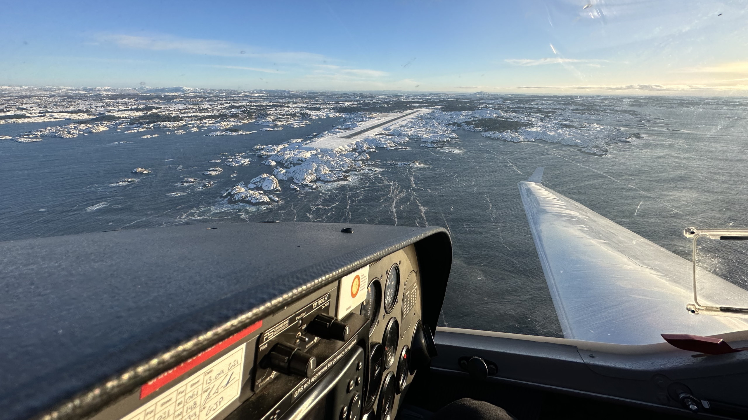 På vei inn mot en snødekt flyplass