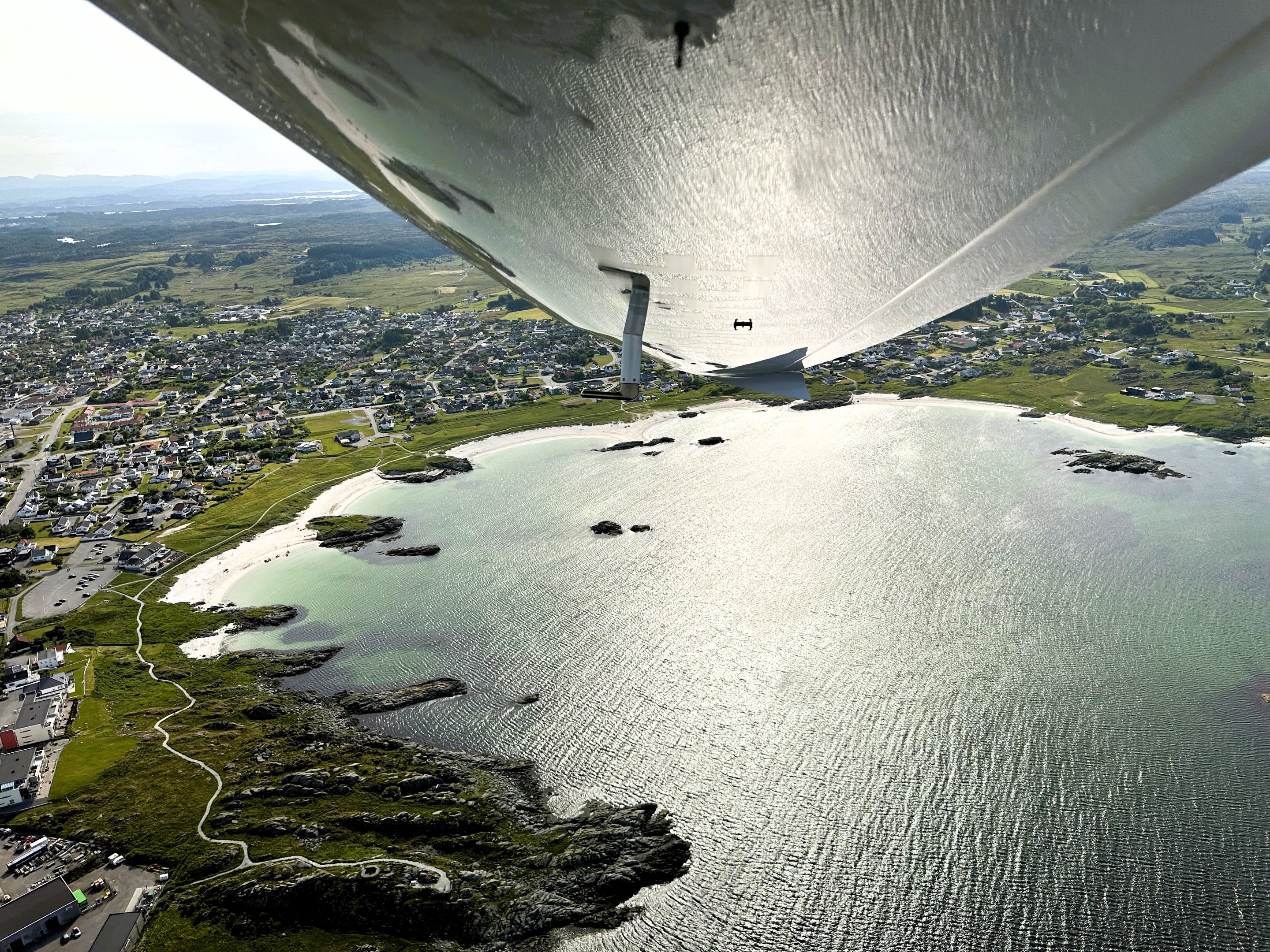 LN-ELB over Åkrasanden