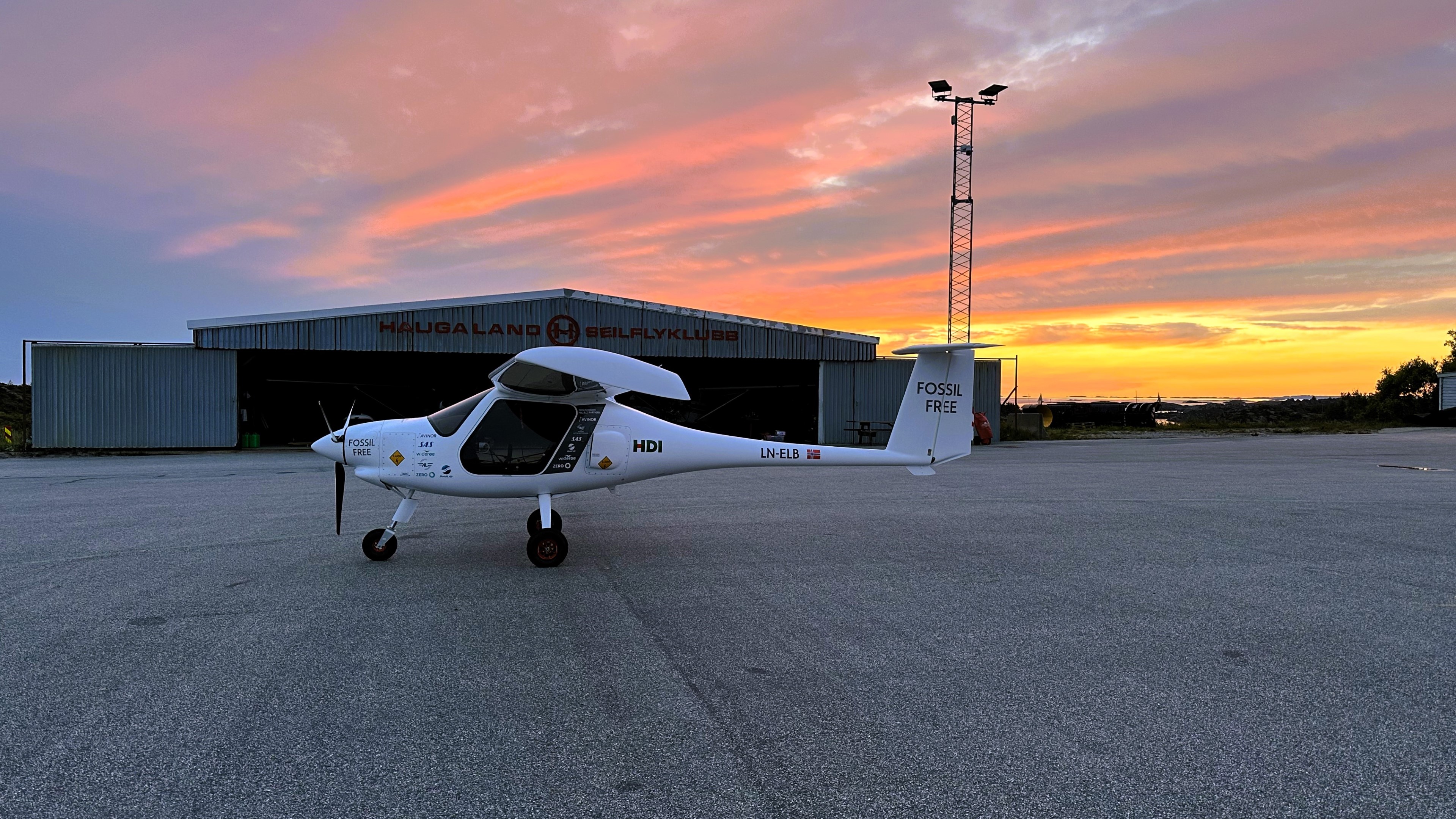 LN-ELB foran hangaren i solnedgangen