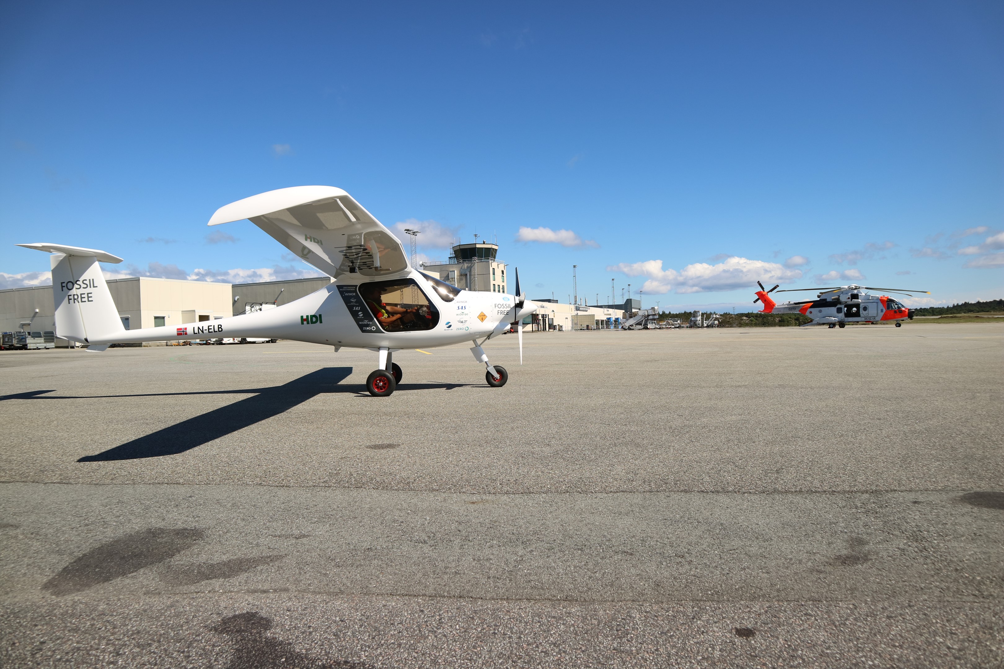 LN-ELB og SAR Queen på Karmøy