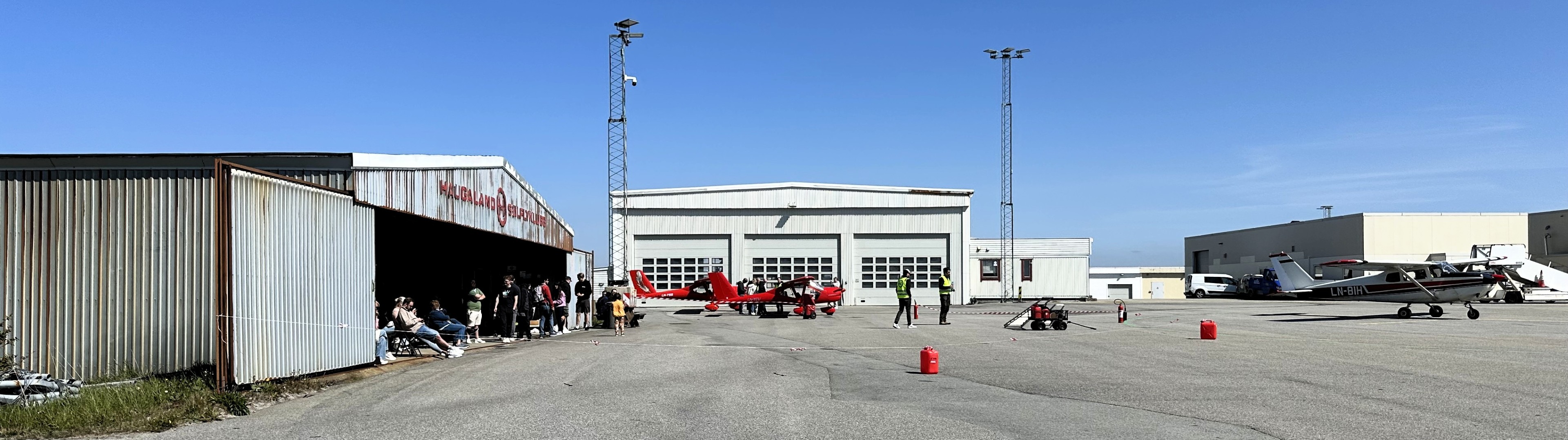 Hangar og fly under åpen dag