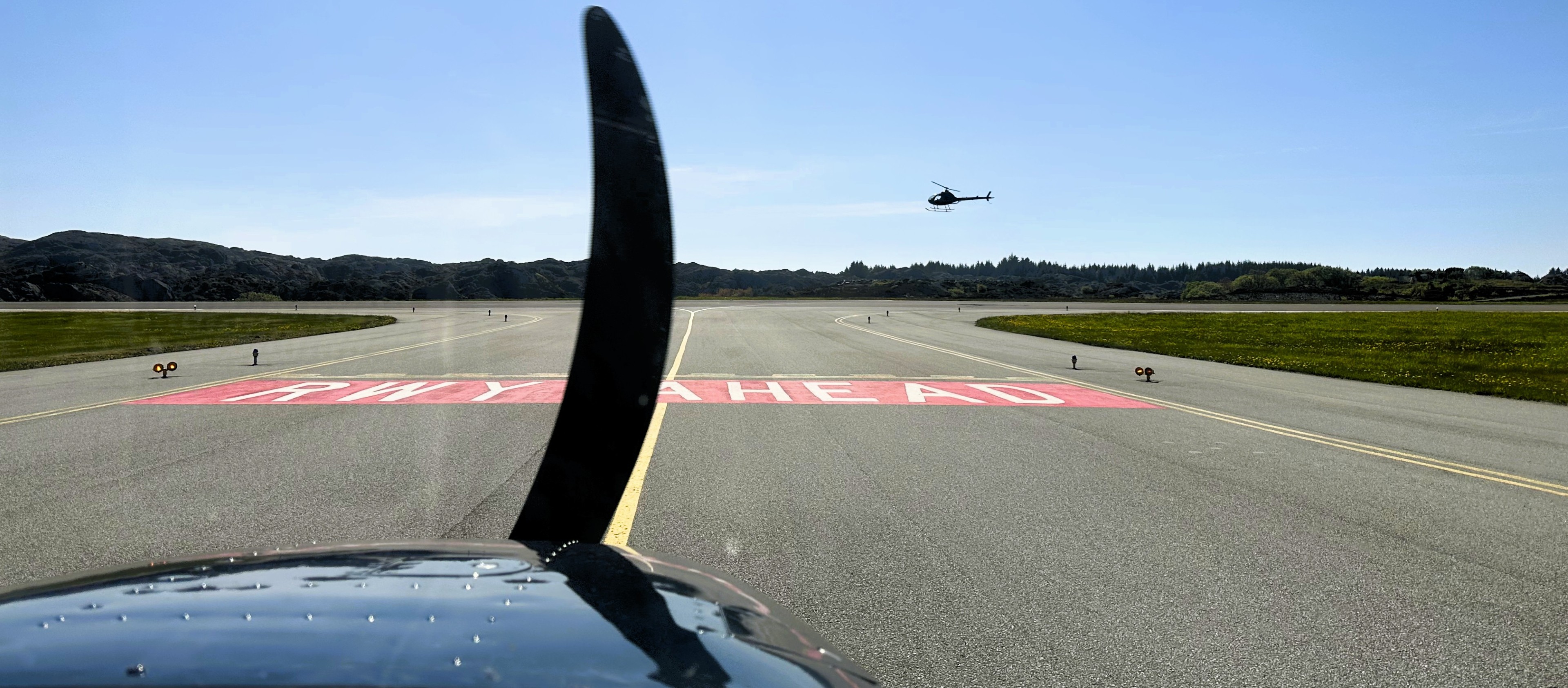 Holding short, mens vi ser på helikopter som lander