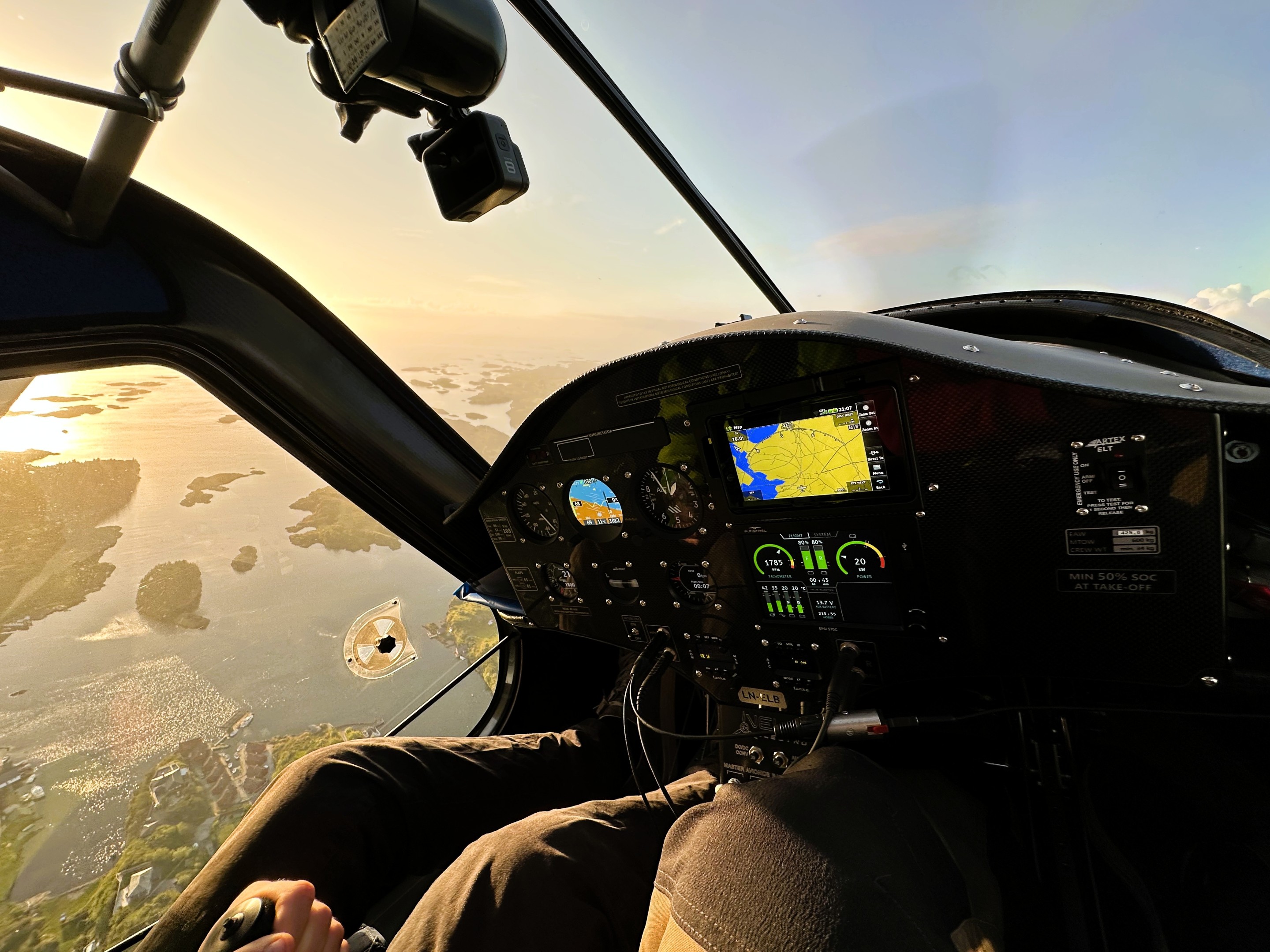 LN-ELB over Karmøy