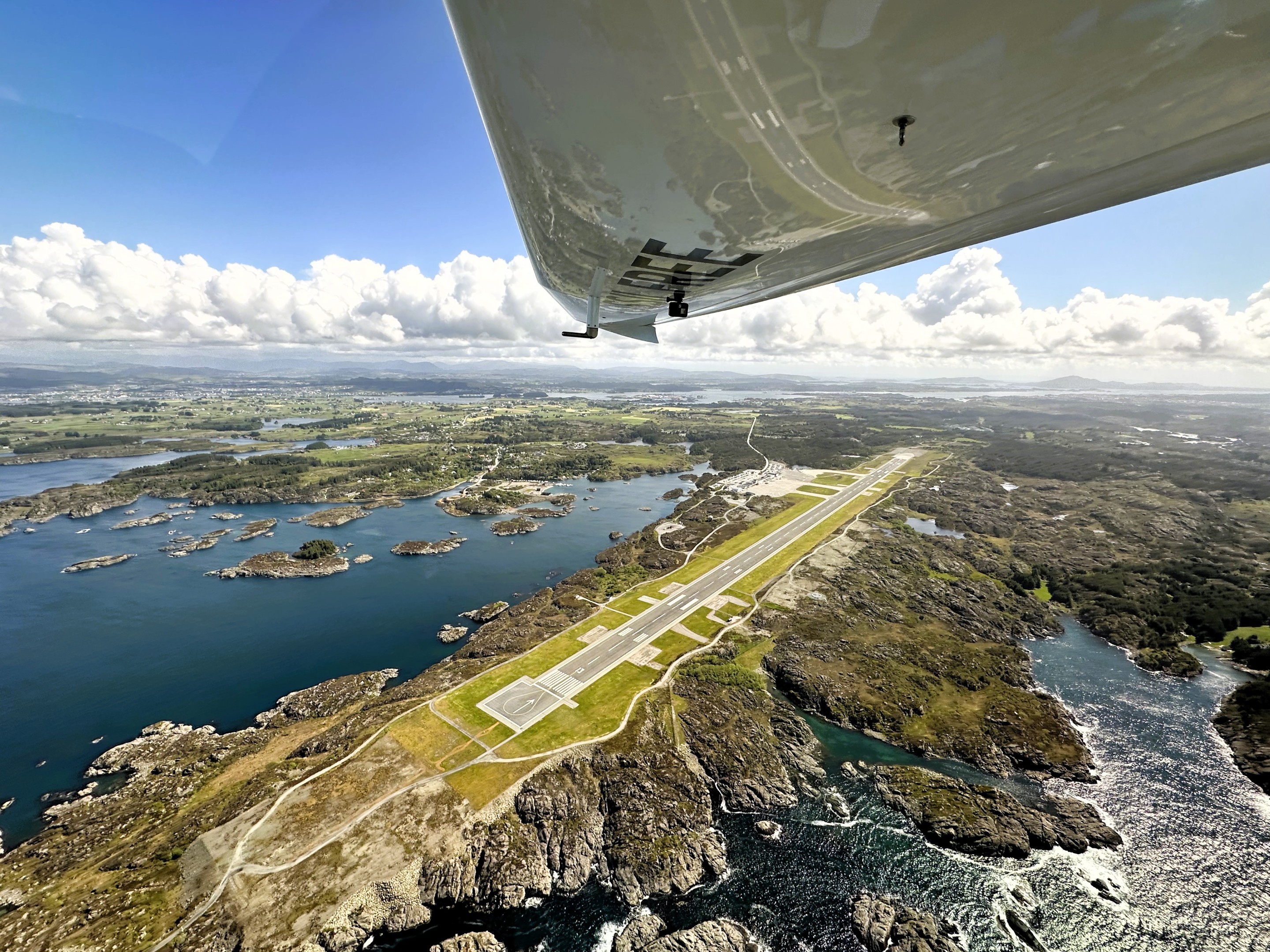 LN-ELB over Haugesund Lufthavn, Karmøy