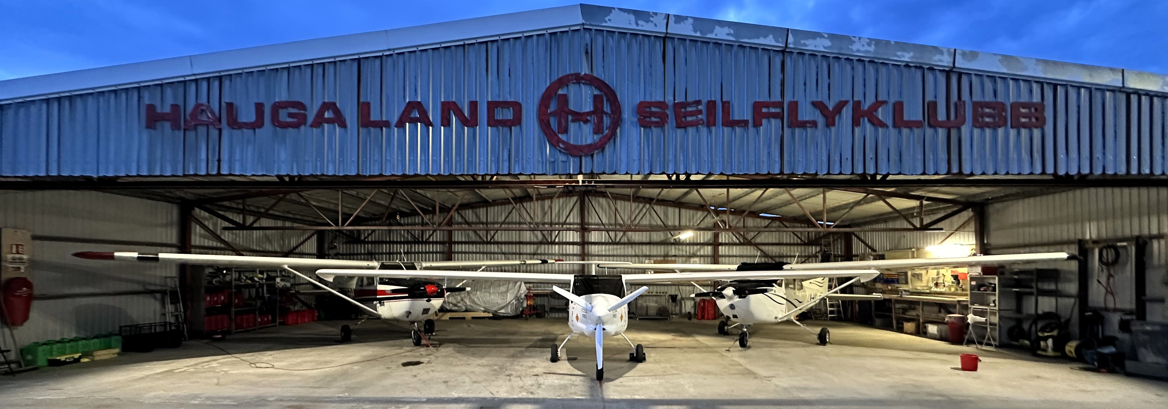 Alle flyene parkert i hangaren