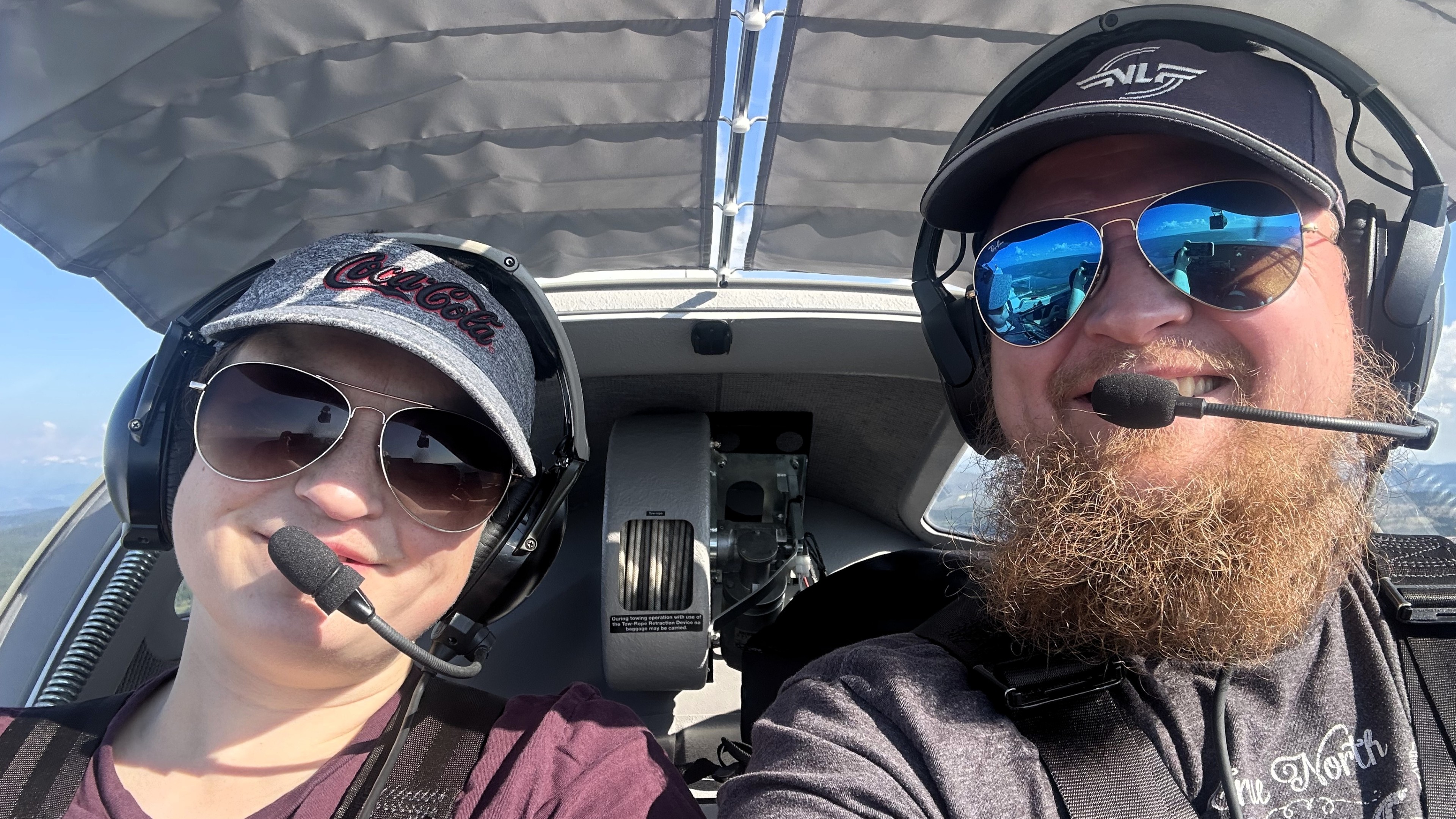 Fornøyd pilot og pilotfrue på tur