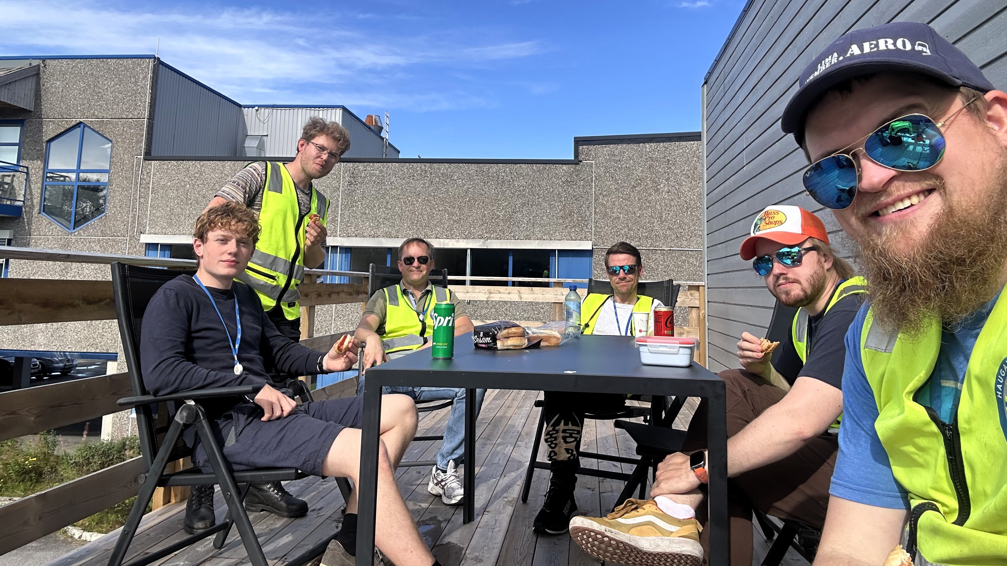 Gjengen griller i sola