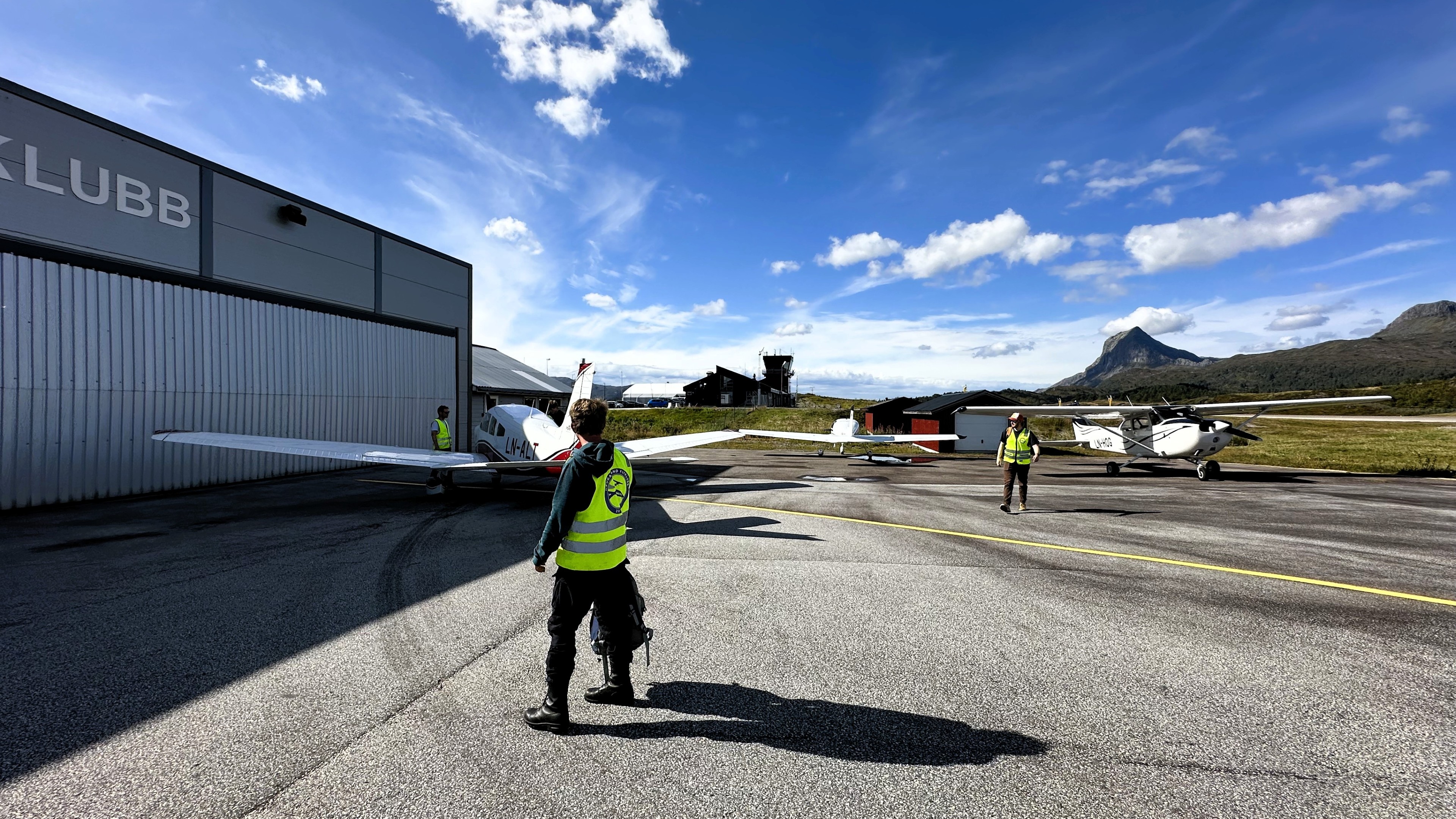Alle flyene parkert på Bringeland