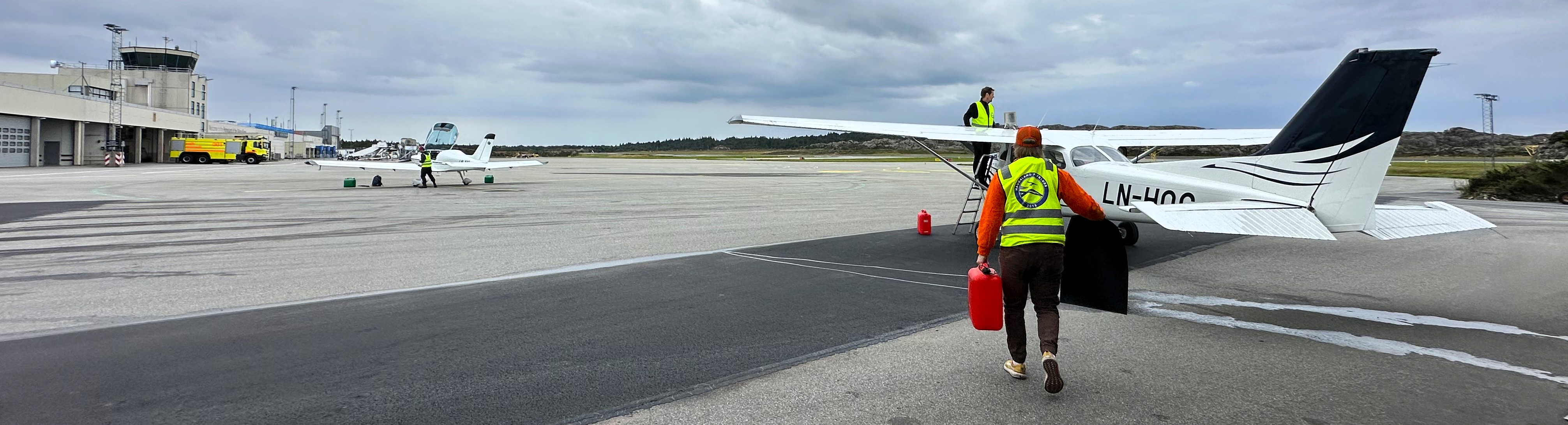 Flyene tankes og gjøres klare for tur