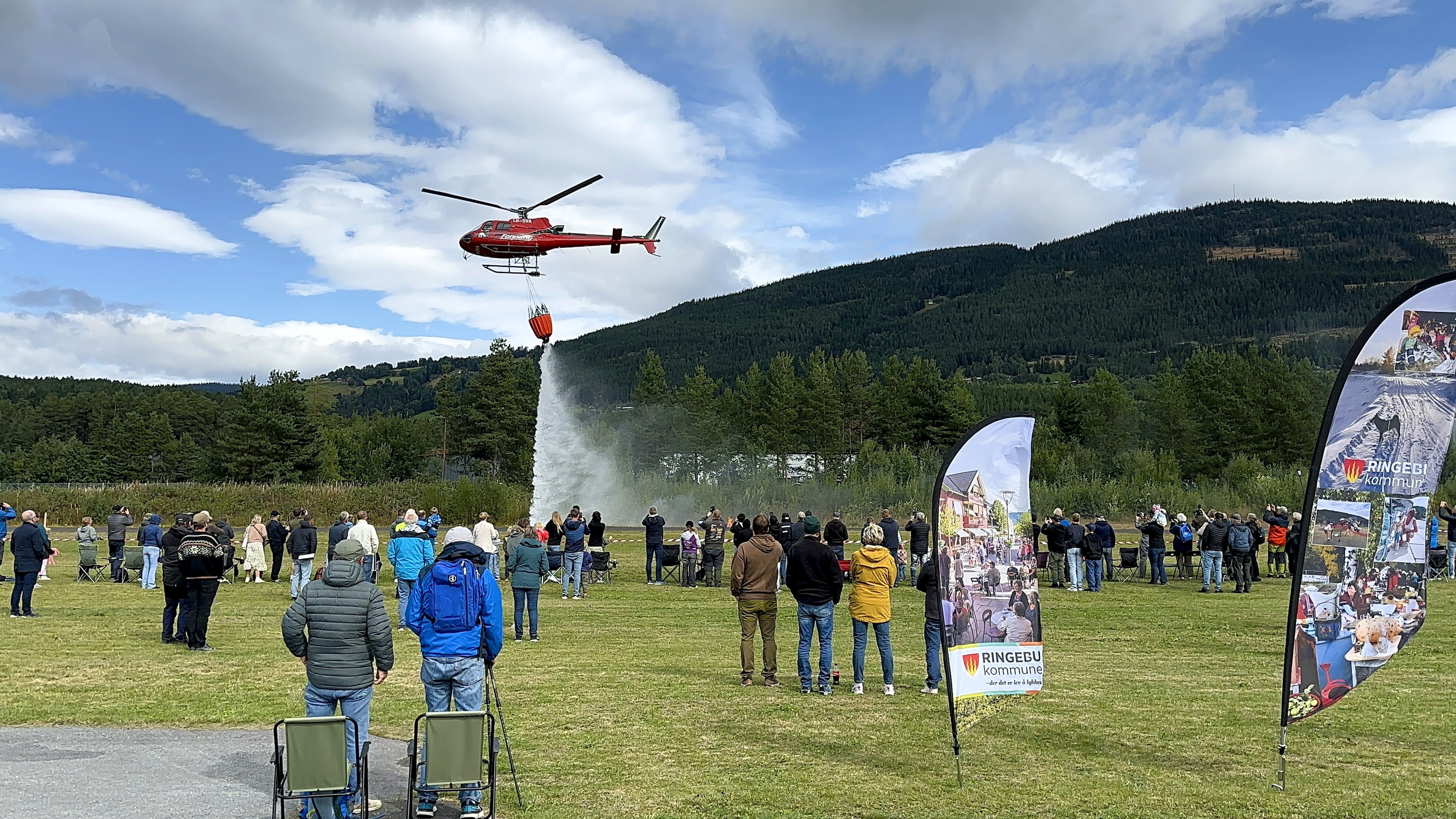 Demonstrasjon av brannslukking fra helikopter