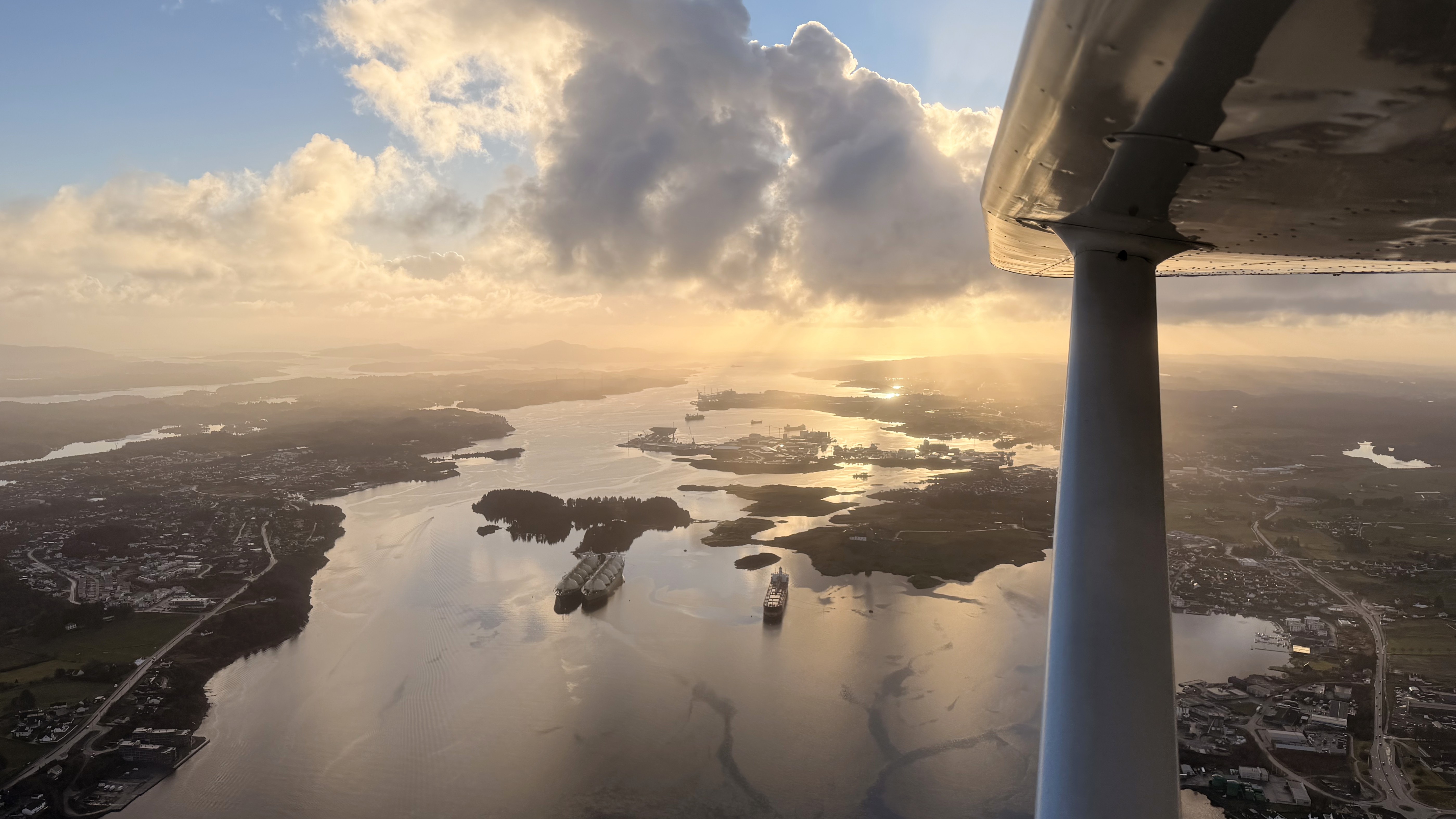 Utsikt under vingen en desemberdag i 2025