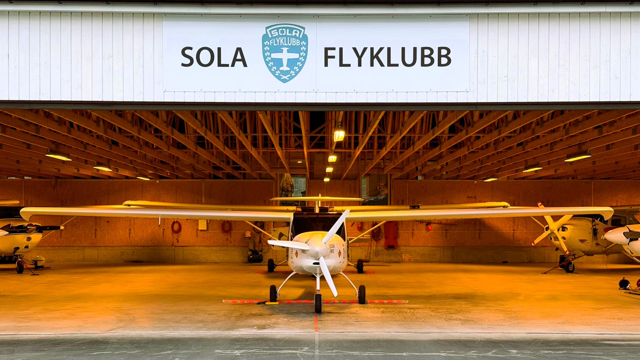 image from LN-ELB i ordinær klubbdrift på Sola